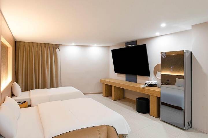 Room 28 of 90