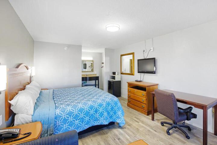 1 King Bed (5 of 7)