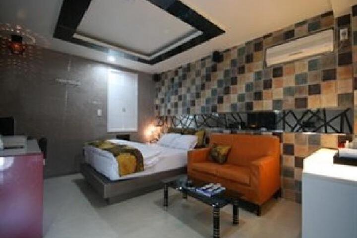 Room 3 of 5