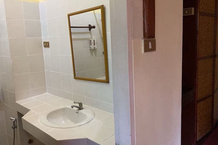 Room 32 of 46