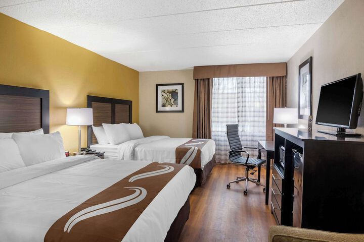 2 Queen Beds (8 of 17)