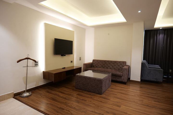 Room 6 of 37