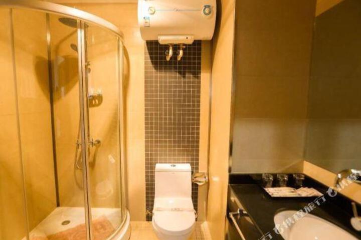 Changchun Nanhu Holiday Hotel (Nanhu Park Gongnong Square Subway Station)