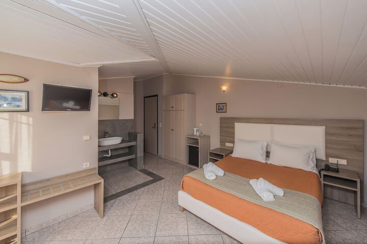 Room 3 of 25