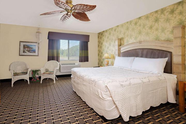 1 King Bed (6 of 7)