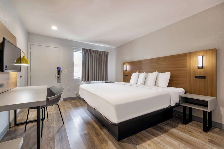 1 King Bed (5 of 11)