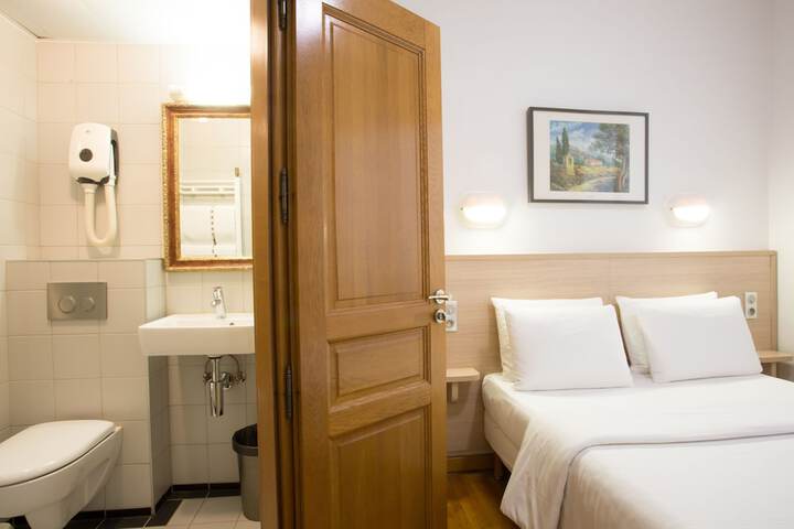 Room 4 of 43