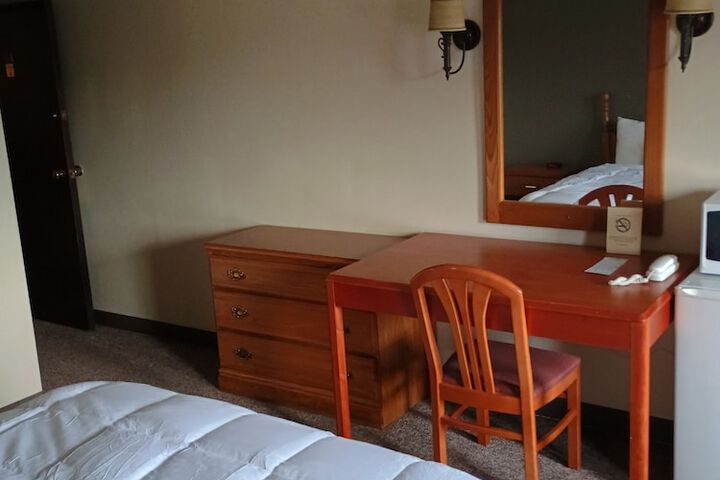 Comfort Room 1 Queen Bed (11 of 12)
