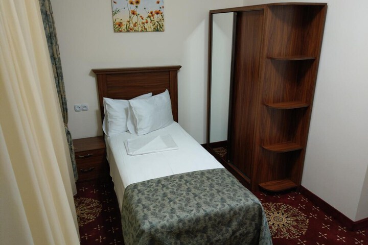 Room 13 of 32