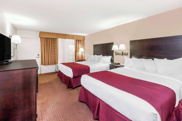 Double Accessible Queen Size Bed (3 of 7)