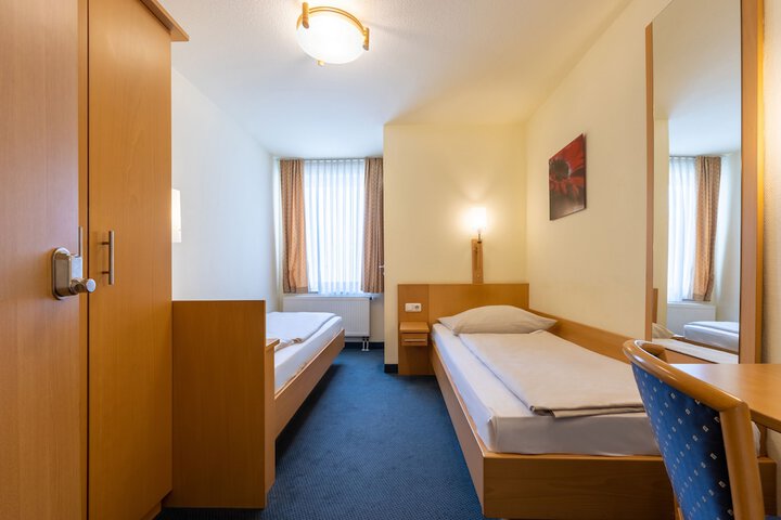 Room 14 of 33