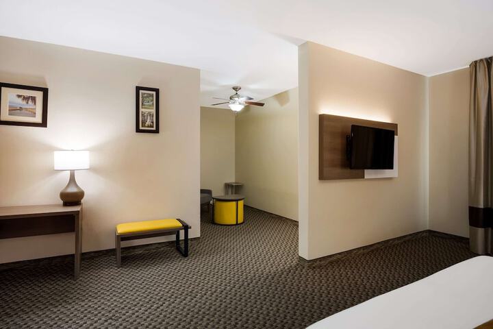 1 King Bed Suite (17 of 17)