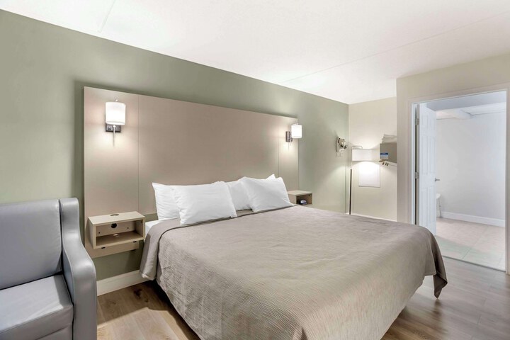 1 King Bed (6 of 13)