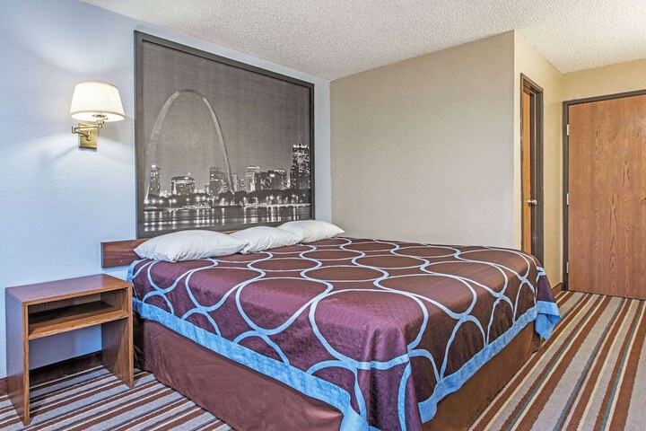 1 Queen Bed (7 of 15)