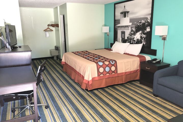 Room 6 of 28