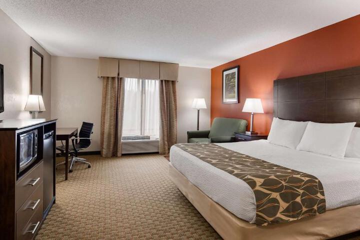 1 King Bed Microwave and Refrigerator WiFi Flat Screen HDTV Work Desk Full Breakf (11 of 13)