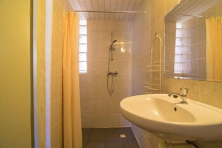 Room 2 of 10
