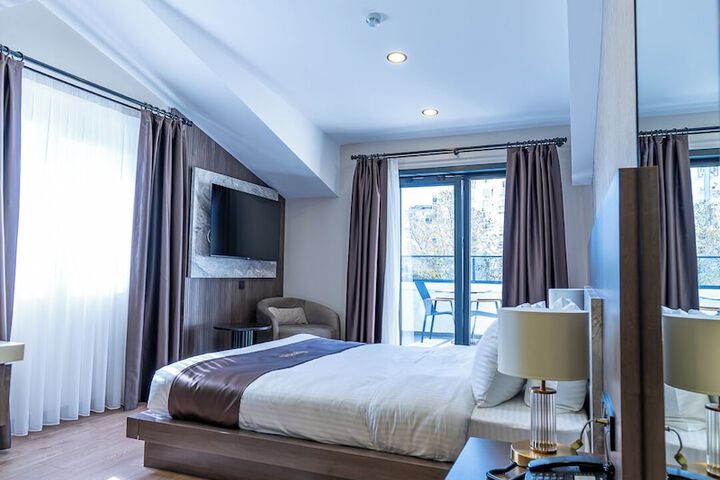 Room 27 of 76