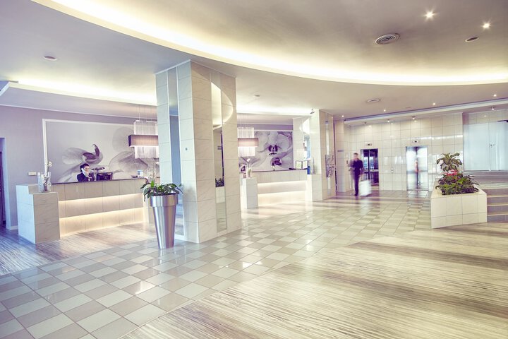 Entrance & Lobby