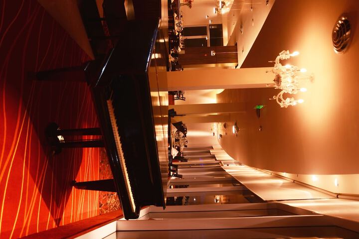 Lounge 24 of 28