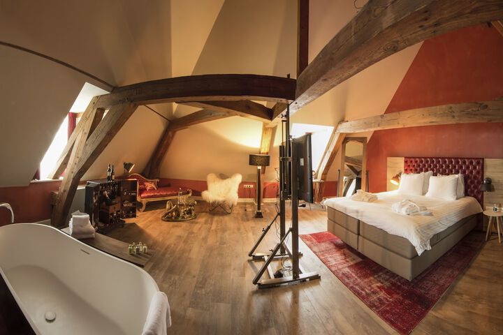 Room 28 of 64
