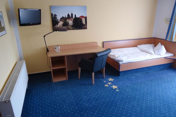 Room 13 of 34
