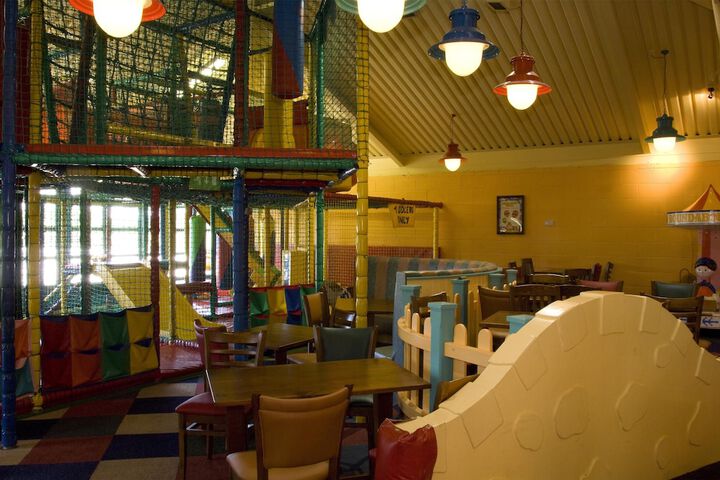 Dining 16 of 22