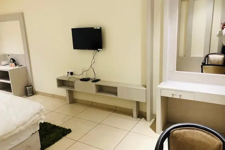 Room 2 of 10