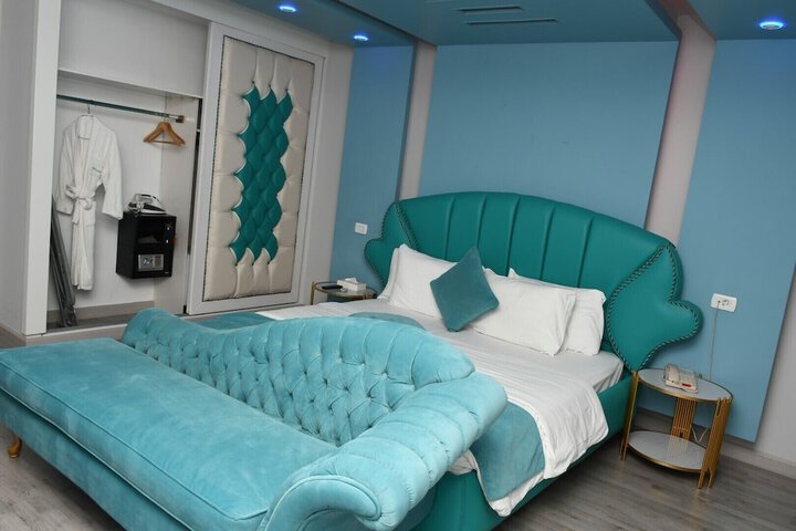 Room 18 of 99