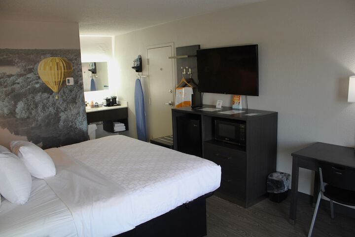 1 King Bed (7 of 10)