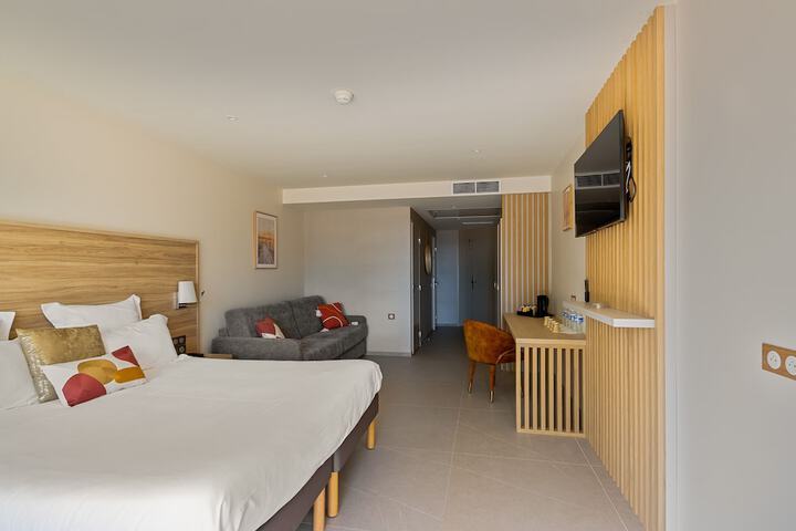 Room 13 of 96