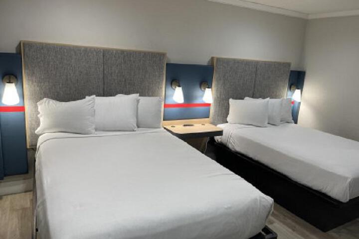 2 Queen Beds Microwave and Refrigerator Full Breakfast (5 of 15)