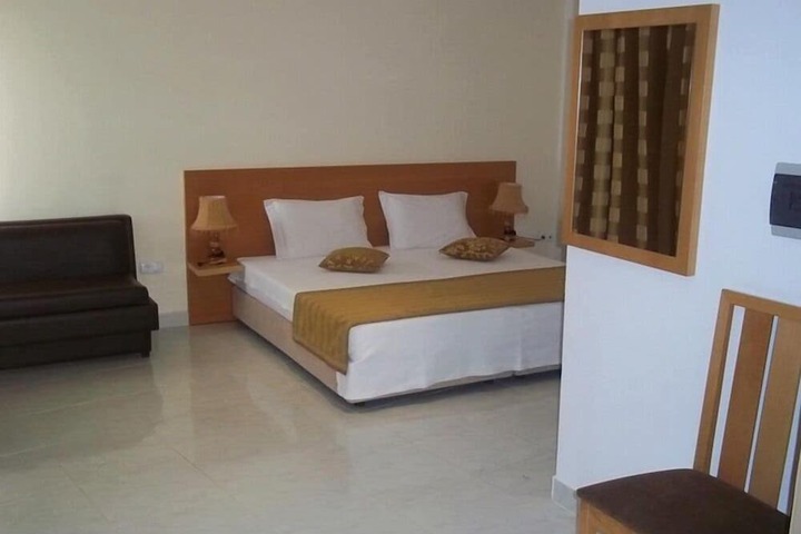 Room 12 of 26