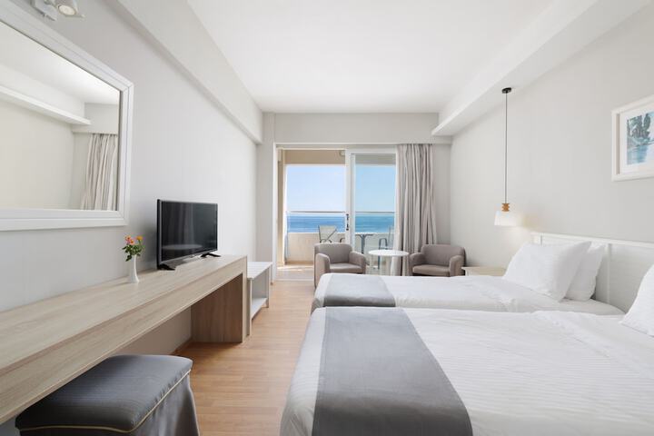 Room 27 of 208
