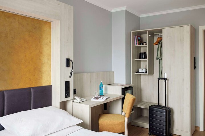 Room 4 of 48
