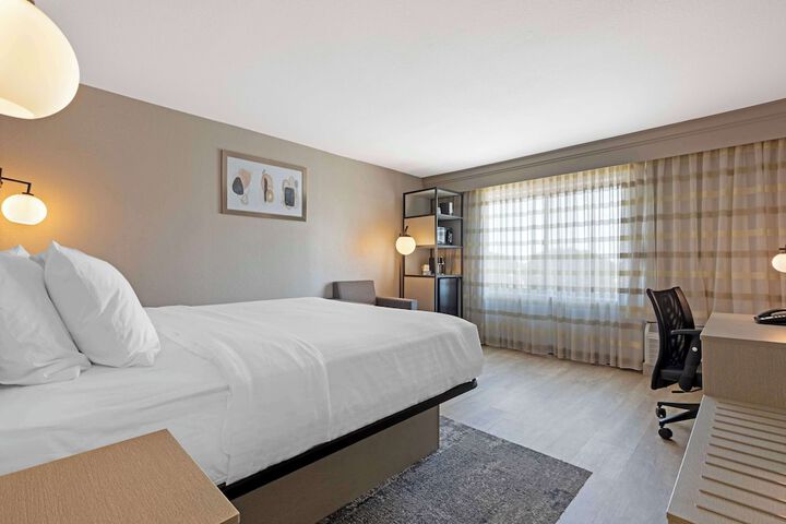1 King Accessible Bathtub Microwave and Refrigerator WiFi Full Breakfast (5 of 14)