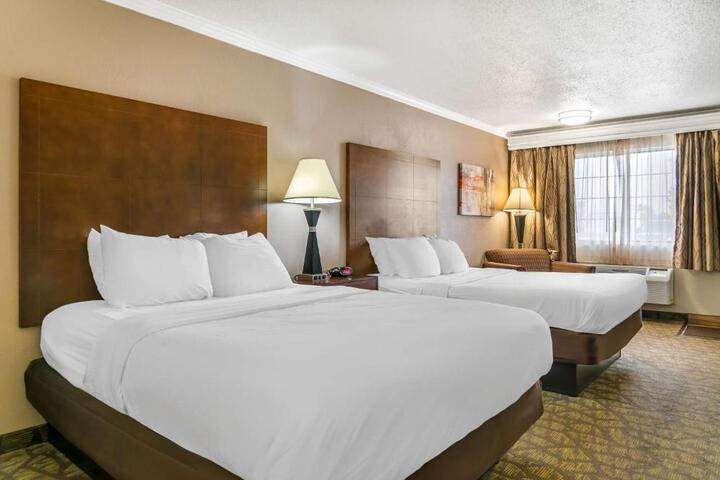 2 Queen Beds (1 of 21)