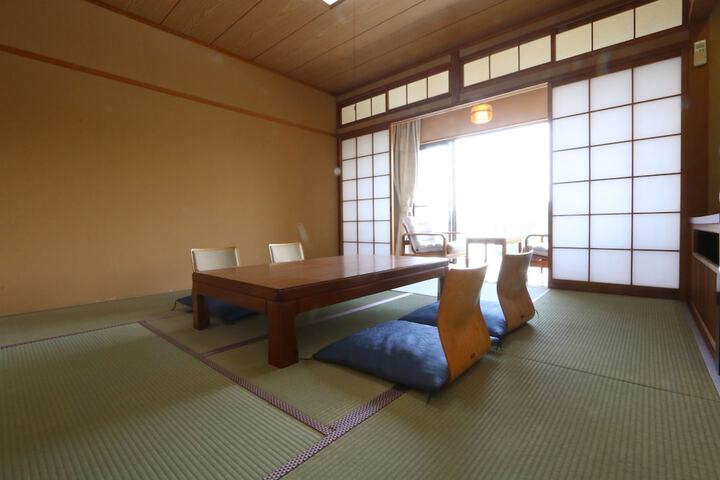 Room 4 of 10