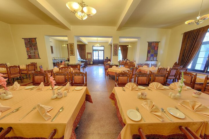 Dining 18 of 39