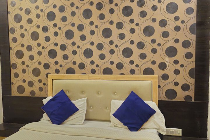 Room 10 of 32
