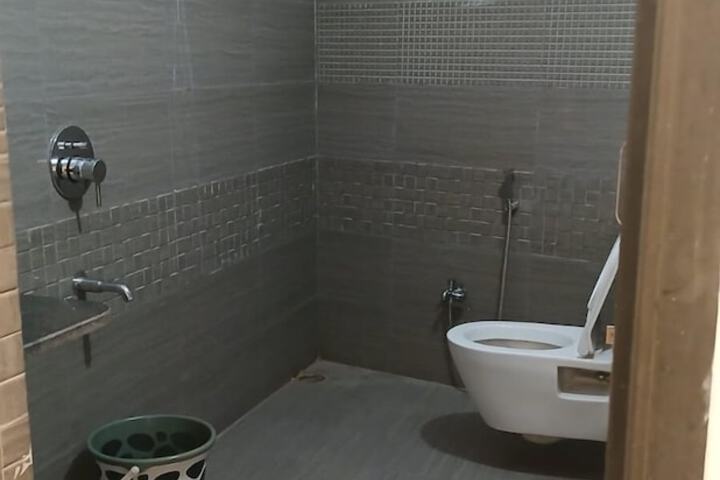 Room 4 of 10