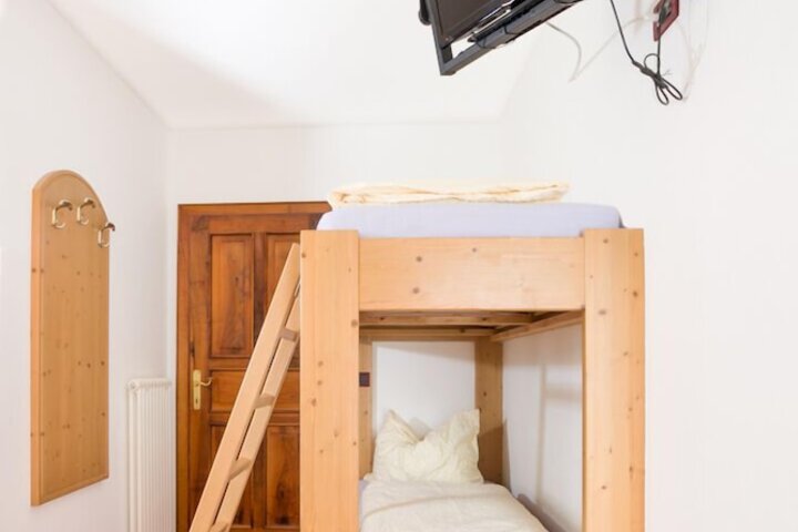 Room 16 of 60