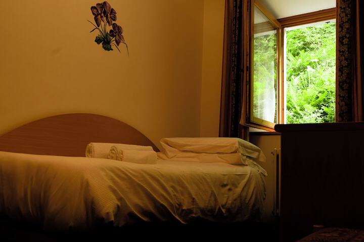 Room 11 of 32