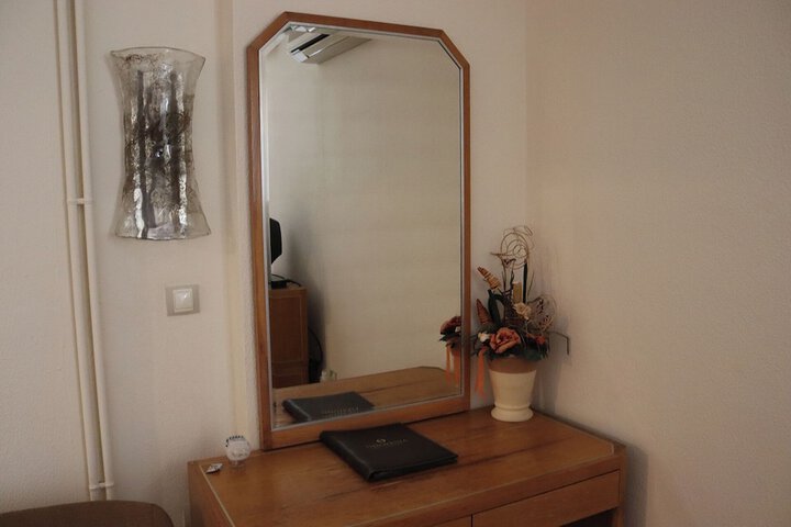 Room 70 of 261