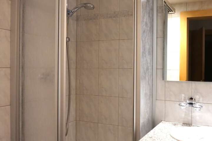 Room 4 of 80