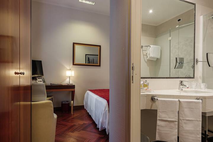 Room 51 of 102