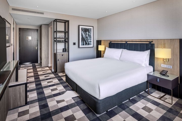 Room 12 of 80