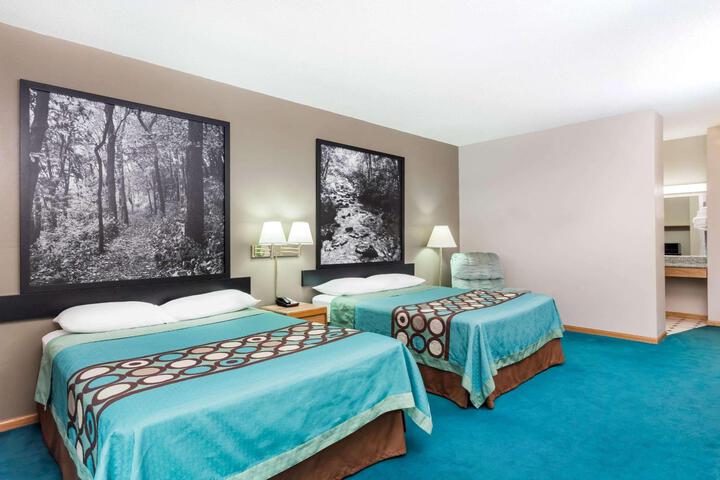 1 Queen Bed Mobility Accessible Bathtub with Grab Bars (8 of 12)