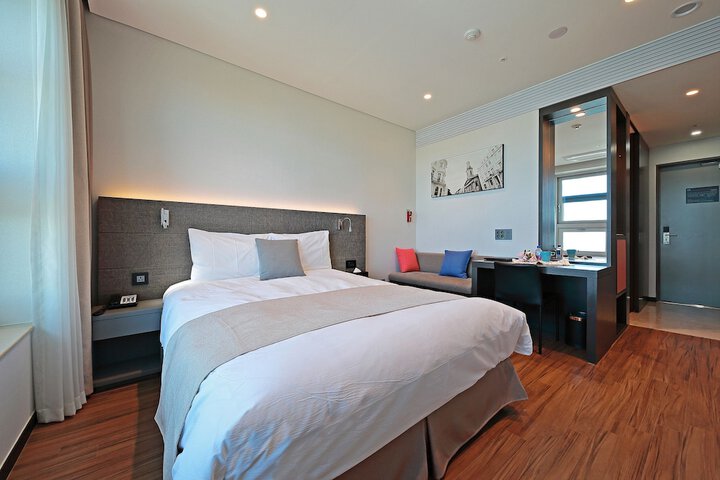 Room 8 of 93