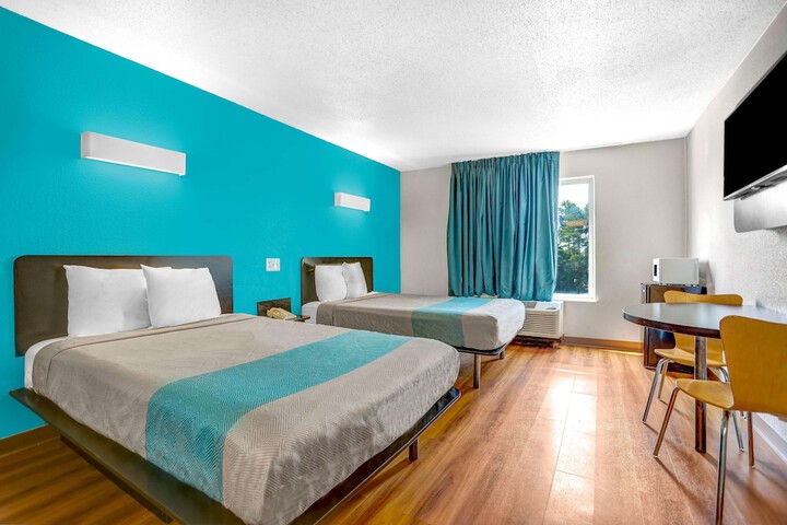 2 Double Beds (13 of 13)